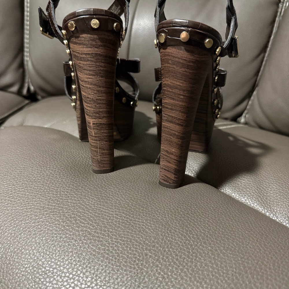JLO Crocodile Embossed Strappy Platform Sandals - Picture 3 of 7